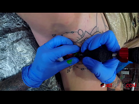 ❤️ Ekstreem tattooed hottie Sully Savage krige in tattoo op har klitoris ❌ Seksfideo by porno fy.pornio.xyz ❌